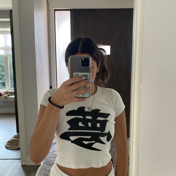 brandy Melville Ashlyn tee with Chinese symbol - Picture 2 of 2